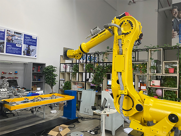 機械臂監控鉚釘槍