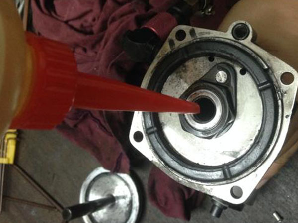 氣動拉鉚槍加油后行程還是不夠是什么原因？