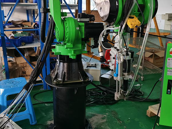 鑫宏仁采購(gòu)速耐自動(dòng)拉釘機(jī)自動(dòng)送料機(jī)臺(tái)