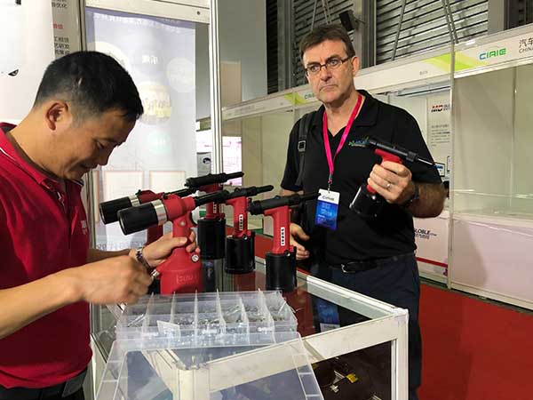 外國(guó)客戶在參展期間在試速耐產(chǎn)品